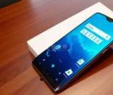 如何清理一加手機聽筒中的灰塵？